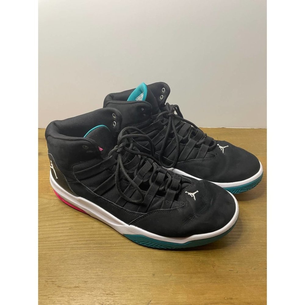 Nike Max Aura 2018, size 11 - Style 9084- color 063